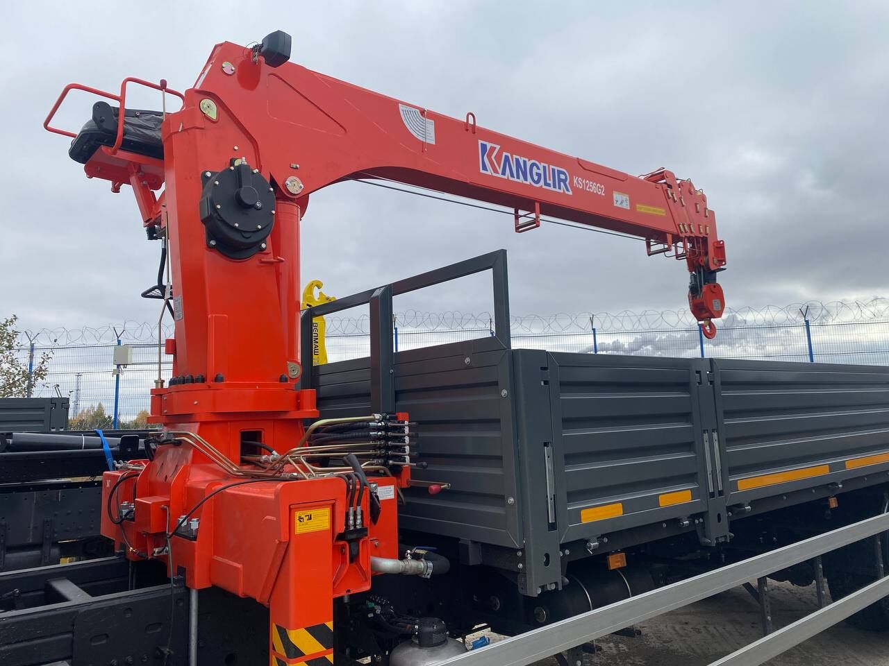 Бортовой грузовик FAW J6L 4х2 с КМУ Kanglir 1256